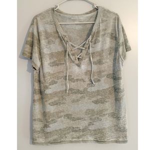 AMERICAN EAGLE camo short sleeve